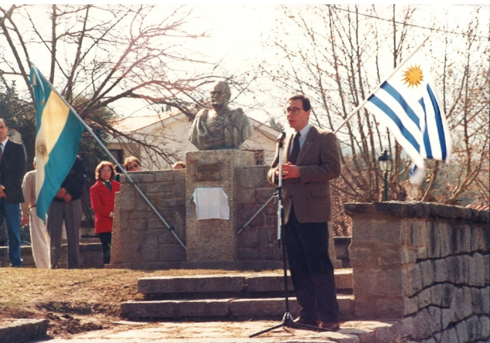 Foto de una inauguración ante el monumento a Artigas (busto) en La Falda, Provincia de Córdoba