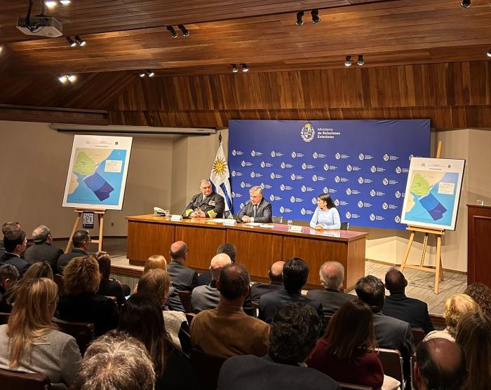 Ministro Paganini presenta la nueva lámina de Uruguay marítimo Ministro Paganini presenta la nueva lámina de Uruguay marítimo
