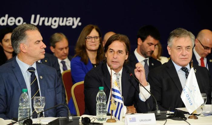 Cumbre de Presidentes del Mercosur Presidente Luis Lacalle Pou, presidente electo Yamandú Orsi y Ministro Omar Paganini