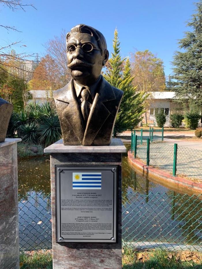 Busto de Rodó en Ankara