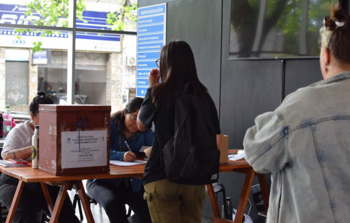 Foto de personas votando ante una urna en una elección universitaria - fuente: UDELAR- Gestión