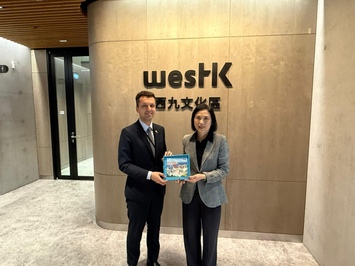 Cónsul General con la Directora Ejecutiva de la la Autoridad del Distrito Cultural de Kowloon Oeste