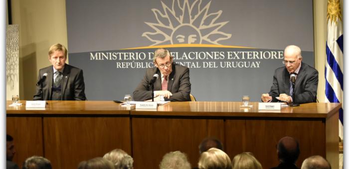 Canciller Rodolfo Nin Novoa en momento de su presentación junto a Embajador de Italia, Gianni Piccato y de Israel, Yoed 