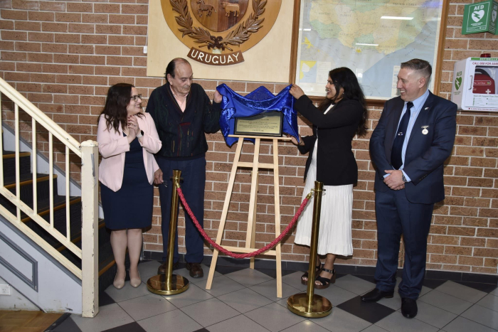 Descubrimiento de placa conmemorativa, con Cónsul y otras autoridades