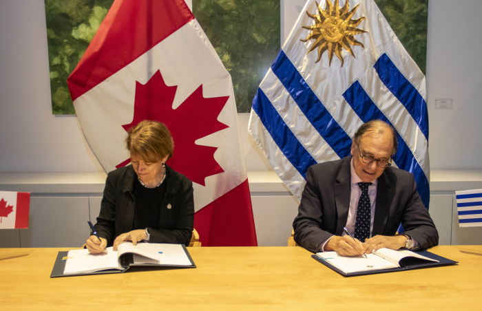 Firma de acuerdo con Canadá