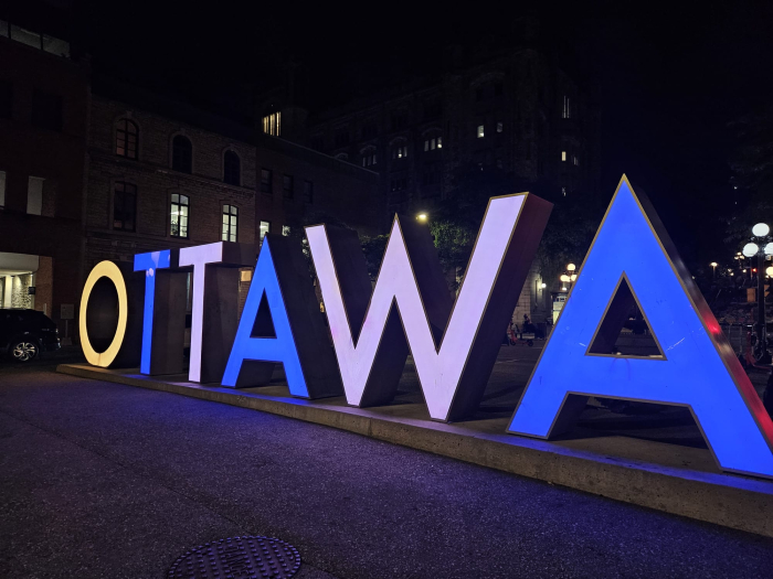 Iluminación de las letras de Ottawa. 