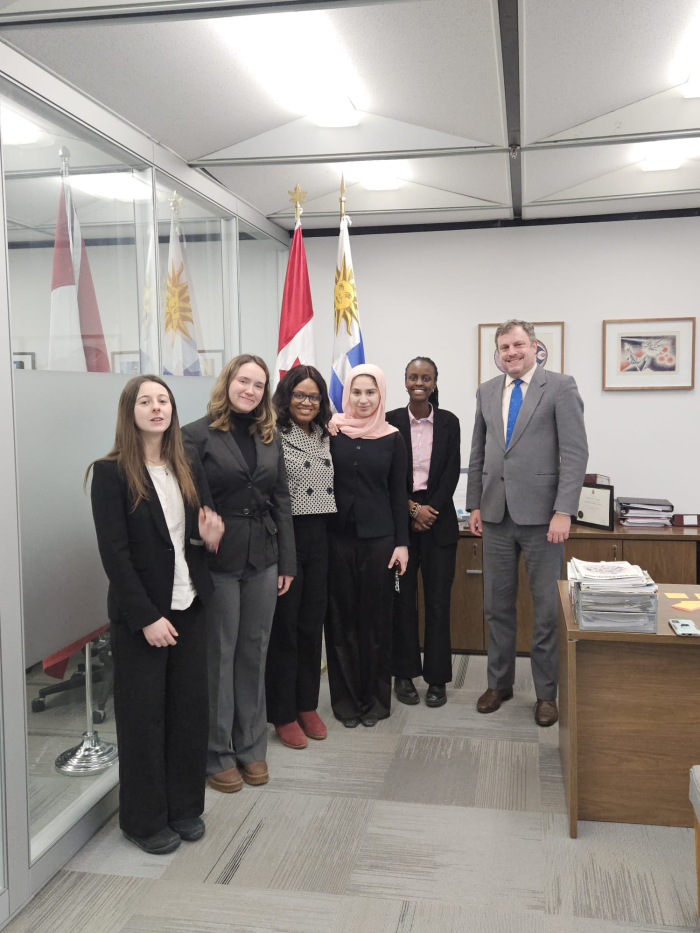 Cónsul y estudiantes de McGill