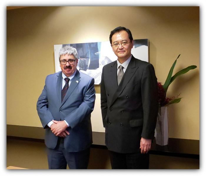 Imagen del Subsecretario de Relaciones Exteriores, Embajador Ariel Bergamino junto al Primer Ministro Shinzo Abe.