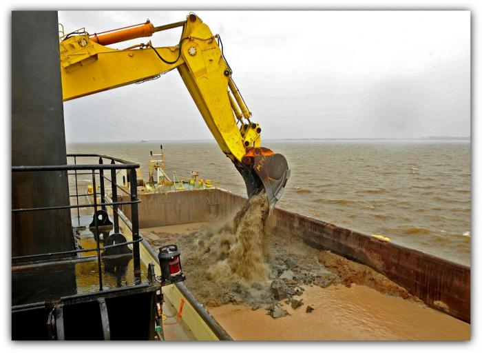Trabajos de extracción para el dragado del Canal Martín García. Imagen de maquinaria trabajando durante el dragado del Canal Martín García.