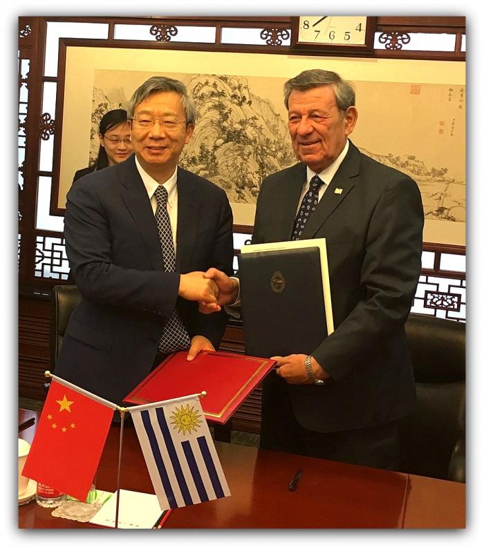 Imagen del Señor Ministro de Relaciones Exteriores, Rodolfo Nin Novoa junto al Gobernador del Banco del Pueblo Chino, Yi Gang.