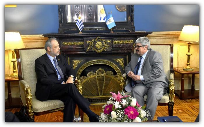 Ministro interino de Relaciones Exteriores, Embajador Ariel Bergamino junto al Viceministro de Relaciones Exteriores de Guatemala, Embajador Luis F. Carranza Cifuentes.