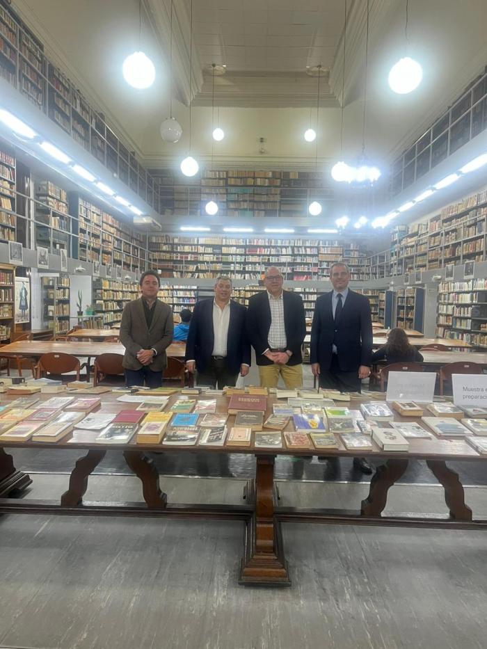 Embajador y cónsul general junto a autoridades en la sala de lectura de la biblioteca..