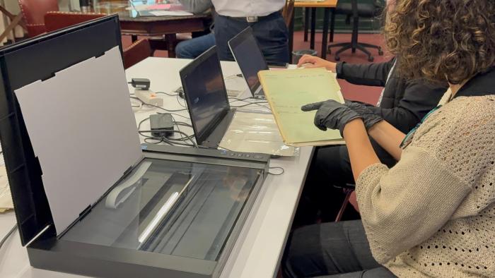 Proceso de Digitalización de documentación sobre el Plan Cóndor Foto del proceso de digitalización en Cancillería de documentos sobre el Plan Cóndor.