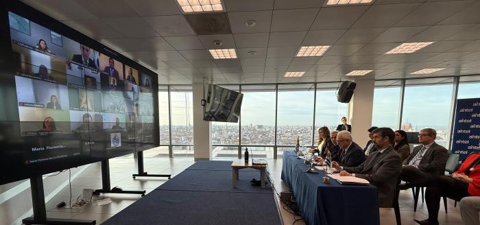 Reunión virtual del ministro con las y los cónsules El ministro y el equipo de Cancillería en la Torre de Antel durante la reunión virtual