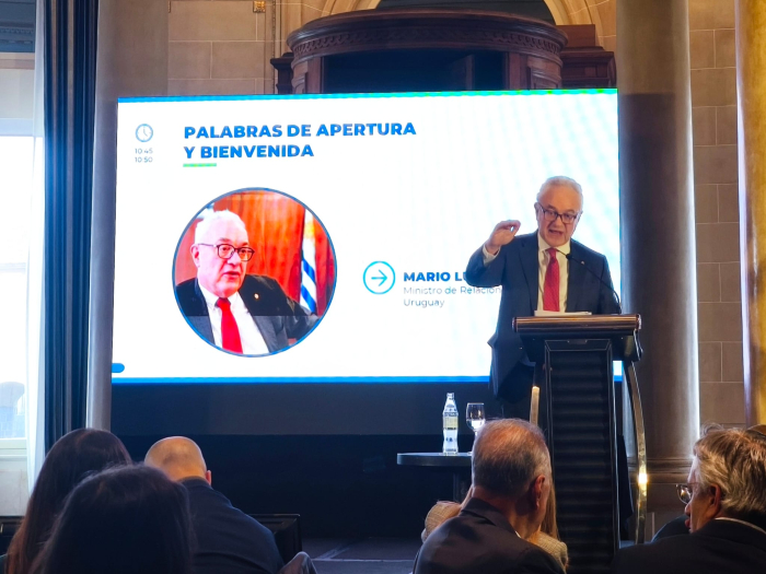 Discurso del ministro Lubetkin Ministro hablando en evento BID/OCDE