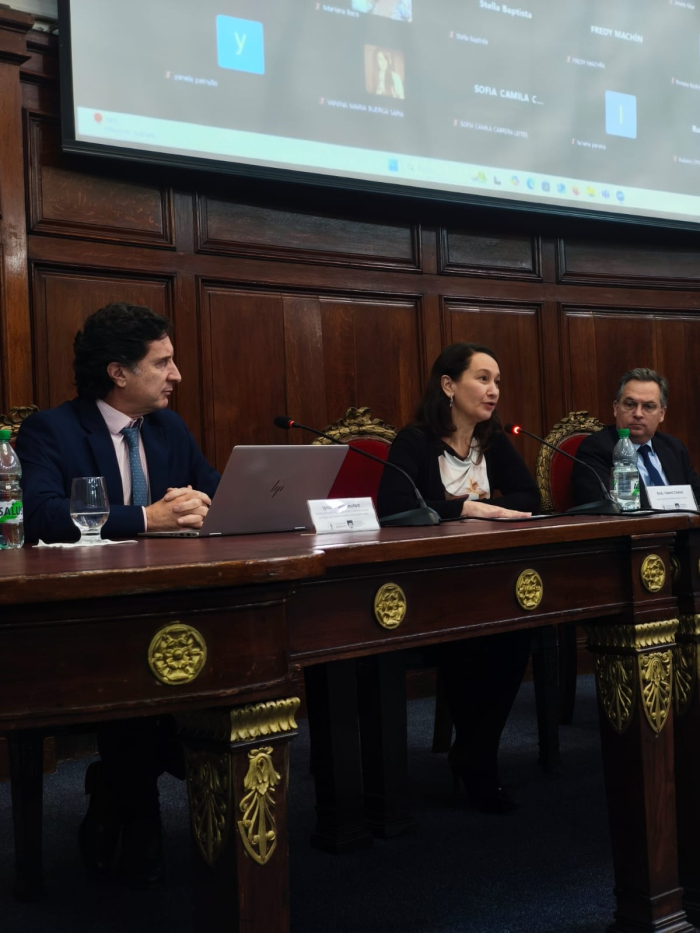 Vicecancller brindando oratoria en jornada académica en la UDELAR
