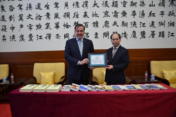 Visita a la Biblioteca Nacional de China