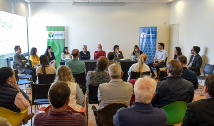 Participantes y público presente en la primera sesión de la Junta Nacional de Migración en Canelones
