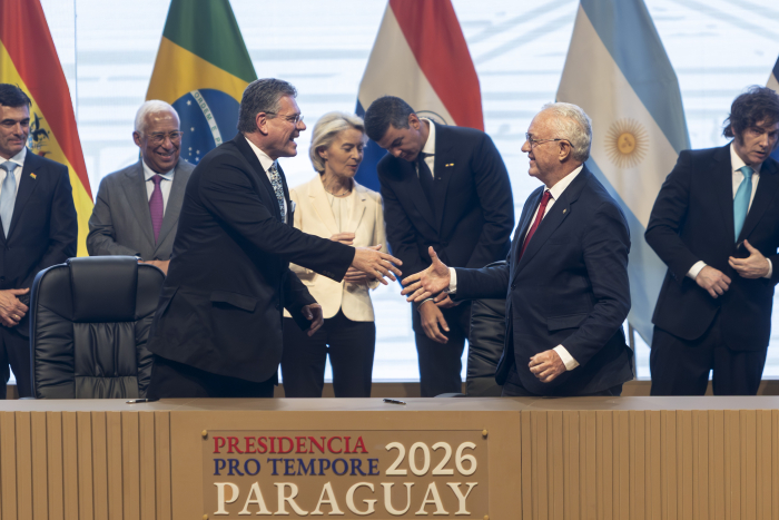 Ministro Lubetkin durante la firma del acuerdo 