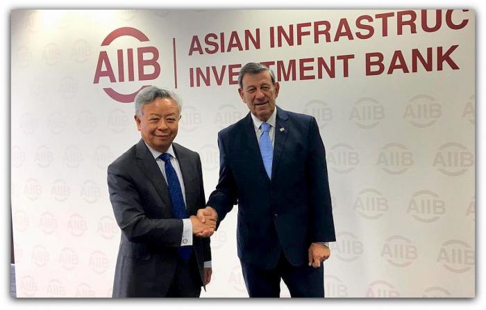 El Canciller Nin Novoa y el Presidente del Banco Asiático de Inversión en Infraestructura, Jin Liqun, se dan la mano durante la audiencia