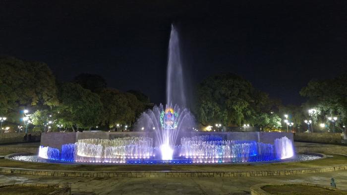 Plaza Independencia iluminada en azul. Provincia de Mendoza