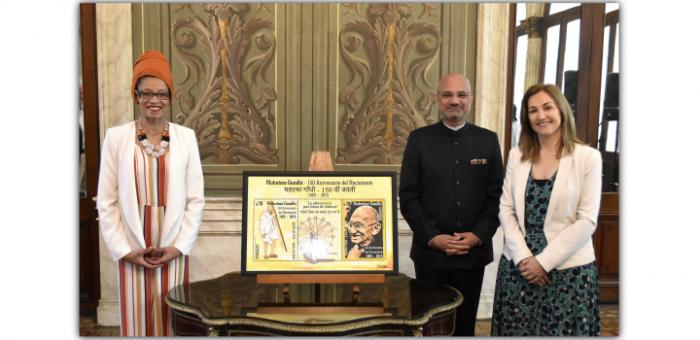 Presentación de sello filatélico "Mahatma Gandhi - 150 aniversario de su nacimiento" 