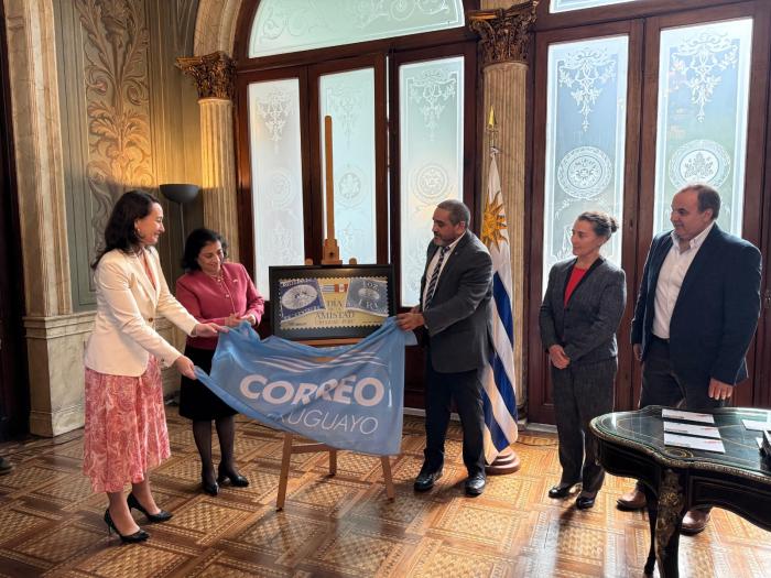Csukasi, González Ponturas y Bonfrisco presentando el sello en el evento