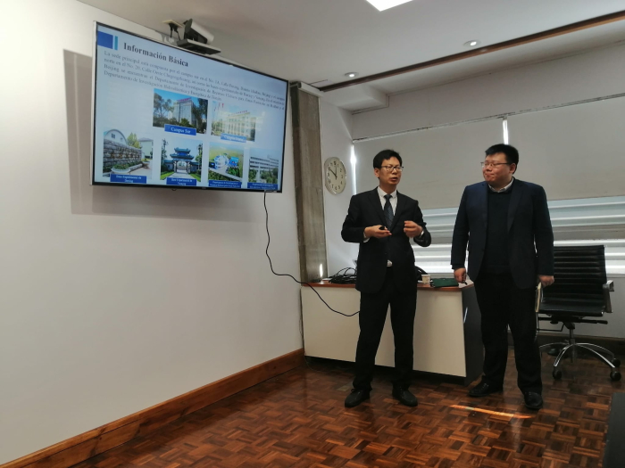 Delegación china exponiendo en Uruguay