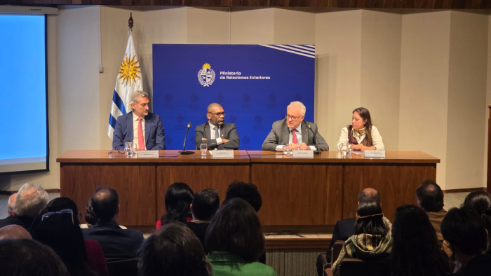 El canciller uruguayo junto a sus pares de Ambiente e Industria en la mesa del lanzamiento de la COP