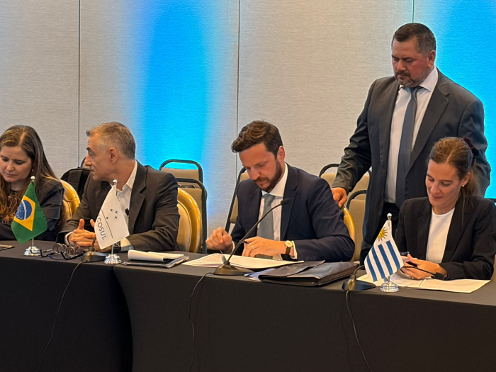 Coordinadores nacionales del GMC de Argentina, Brasil, Paraguay, Uruguay, y representante de OLACDE Firma del acuerdo