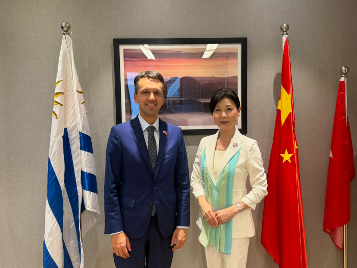 El Cónsul General Federico Lage y la Sra. Keiko Fukuda