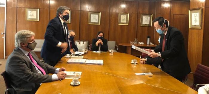 Ministros Bustillo y Uriarte con Embajador de China