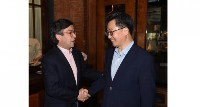 Imagen de Kim Dong-yeon,ministro de Estrategia y Finanzas coreano, junto a Luis Alberto Moreno, presidente del Banco Interamericano de Desarrollo.