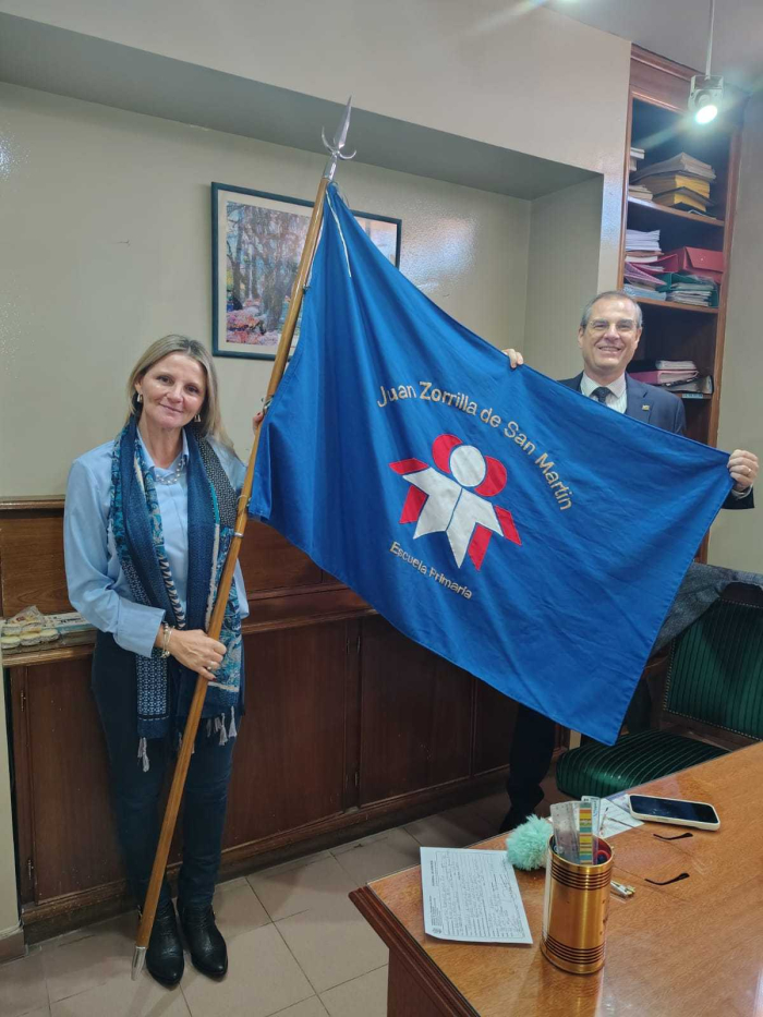 Foto con la bandera de la escuela en el despacho de la sra. directora