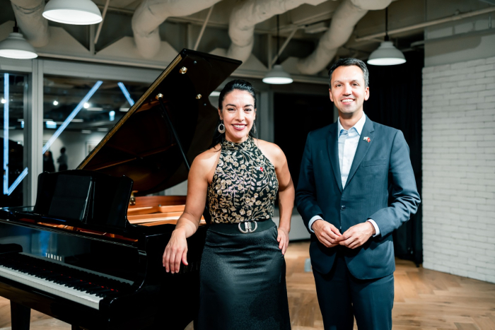 Pianista uruguaya Mariana Airaudo y Cónsul General de Uruguay en Hong Kong Federico Lage