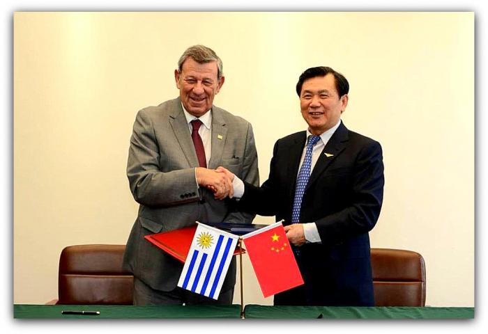 Nin Novoa y jefe de Aviación Civil China estrechan la mano Nin Novoa y Feng Zhenglin, la máxima autoridad de la Administración de Aviación Civil se dan la mano durante el acuerdo