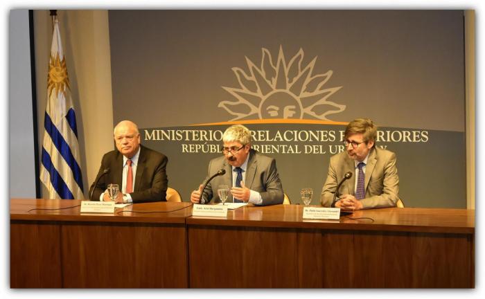 El Ministro Interino de Relaciones Exteriores, Embajador Ariel Bergamino, habla durante la conferencia de prensa. Lo acompañan en la foto, el Juez de la Corte Interamericana de Derechos Humanos, Dr. Ricardo Pérez Manrique y al Secretario Ejecutivo de la Corte, Dr. Pablo Saavedra