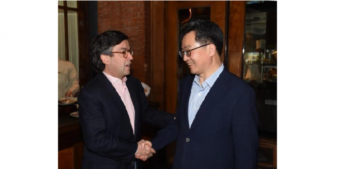 Luis Alberto Moreno y Kim Dong-yeon Luis Alberto Moreno y Kim Dong-yeon