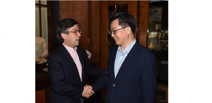 Luis Alberto Moreno y Kim Dong-yeon