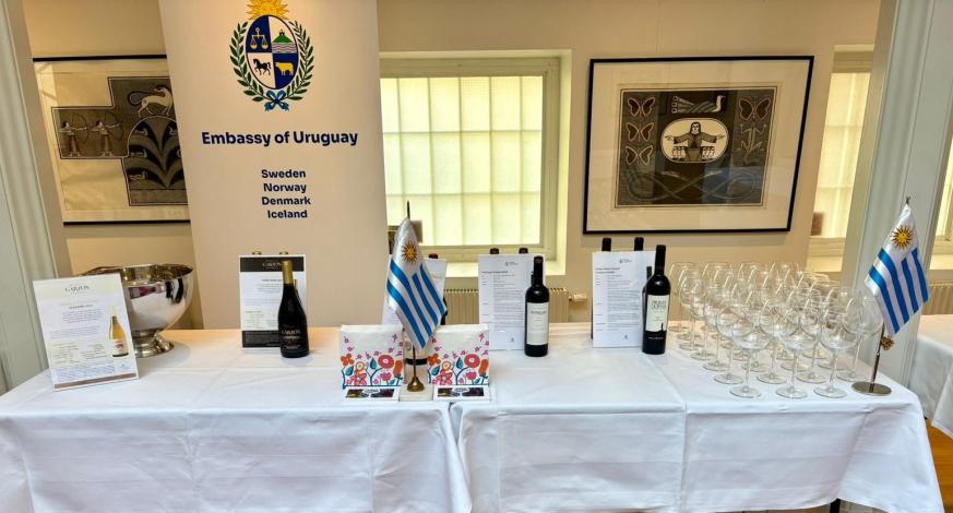 Stand de Uruguay en el evento, con material promocional y vinos nacionales