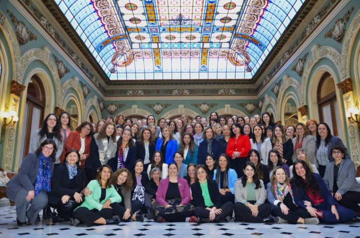 roup of Uruguayan women diplomats posing at the Ministry of Foreign Affairs building