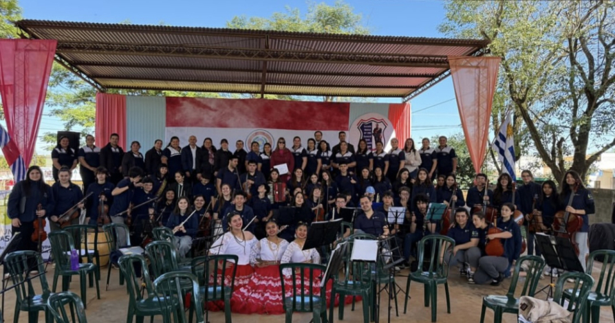 Escuela Básica José Gervasio Artigas con la Orquesta Juvenil de Las Piedras
