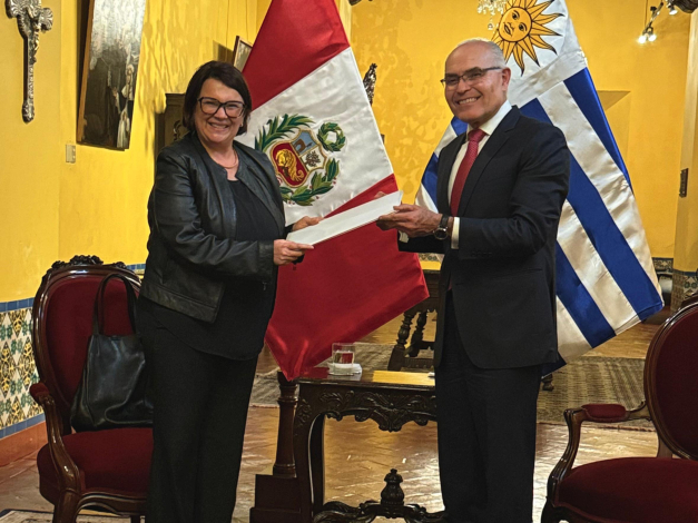 Embajadora entregando copia de cartas credenciales al Director de Protocolo de Cancillería peruana