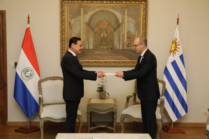 Presentación de la copia las cartas credenciales. 