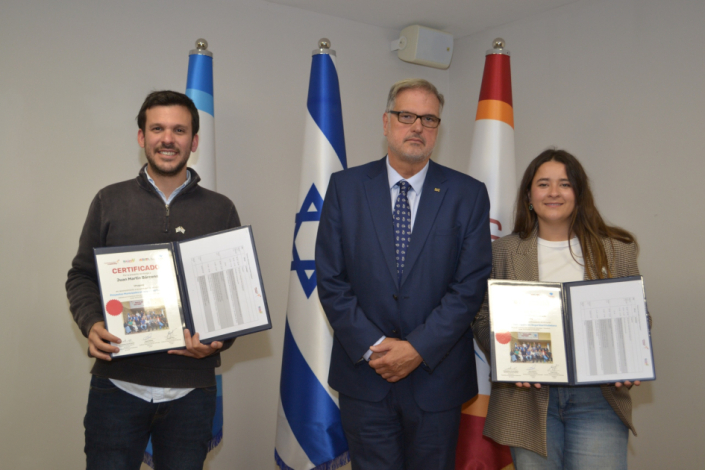 Becarios y Embajador Etchevarren