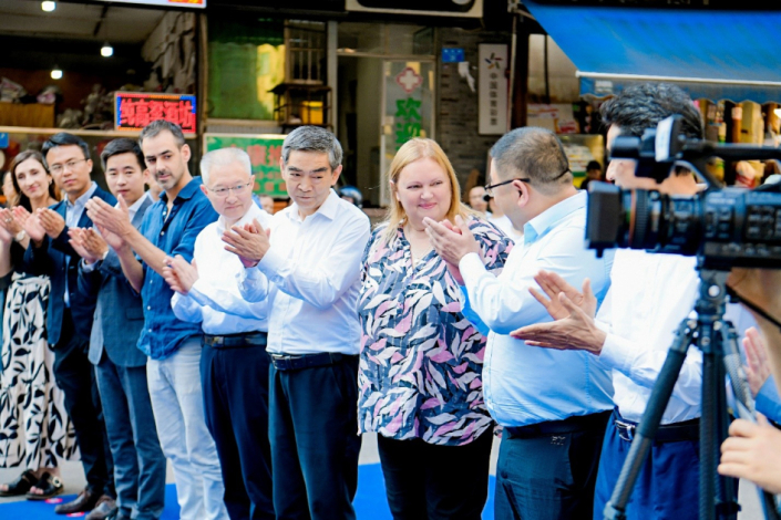 Exposición del artista uruguayo Juan Manuel Rodríguez en la Municipalidad de Chongqing