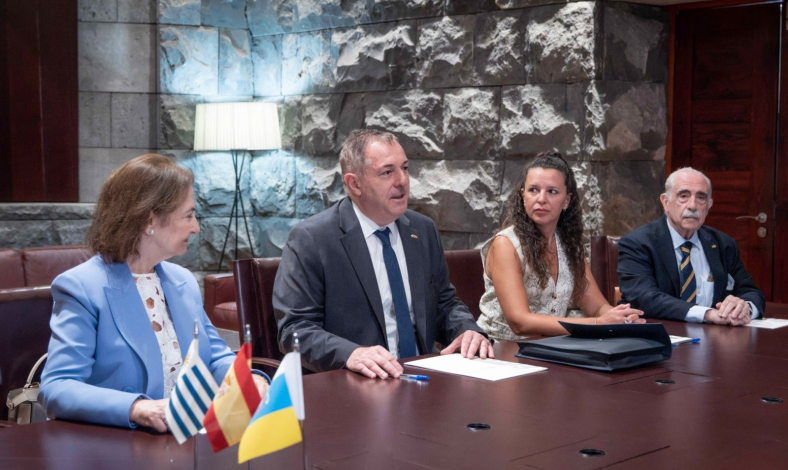 Embajador de Uruguay en España y delegación