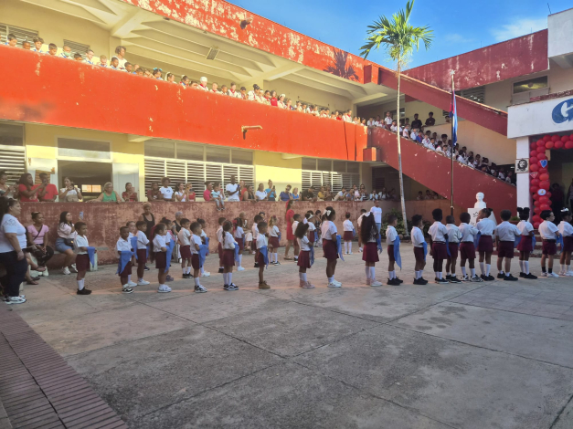 Ceremonia de entrega de las pañoletas a pioneros de primer grado.