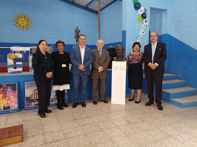 Embajador Jaime Pache Soto en Escuela ROU