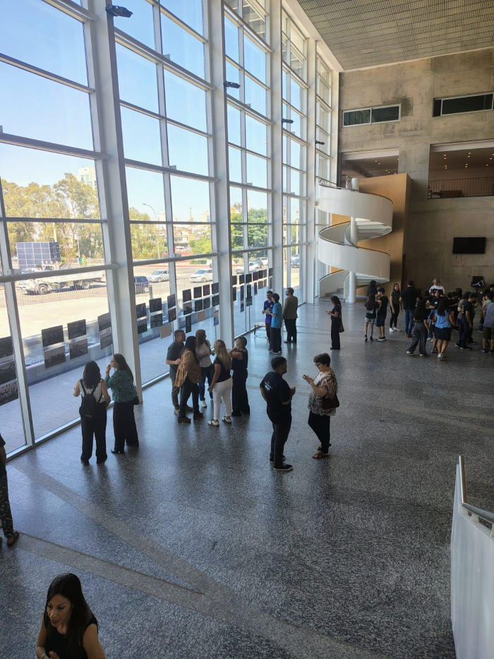 Foto del hall del Consejo Deliberante con vista de la exhibición